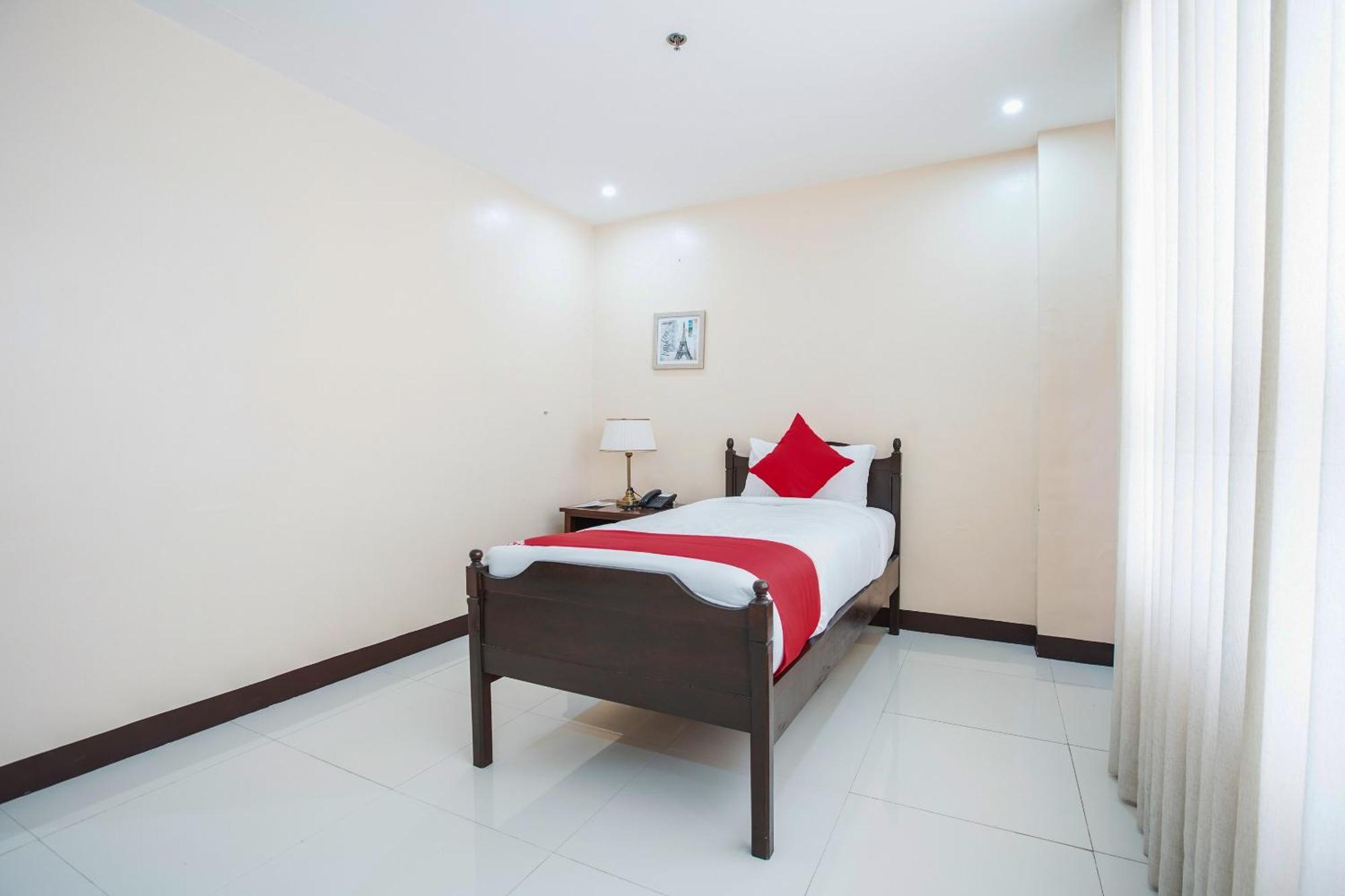 Oyo 236 Hotel Edmundo Pototan Екстер'єр фото