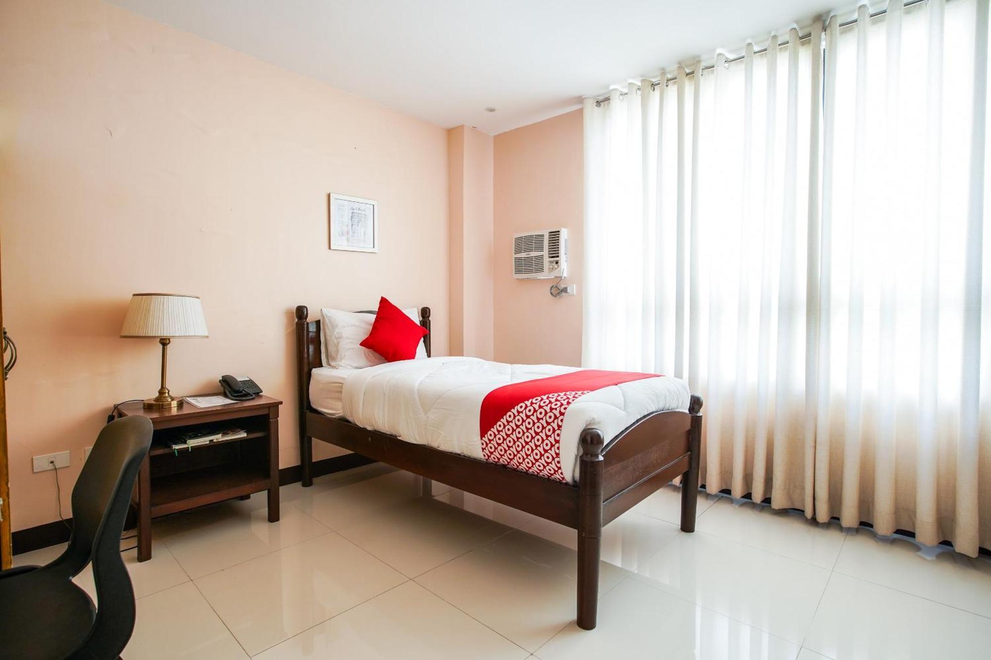Oyo 236 Hotel Edmundo Pototan Екстер'єр фото