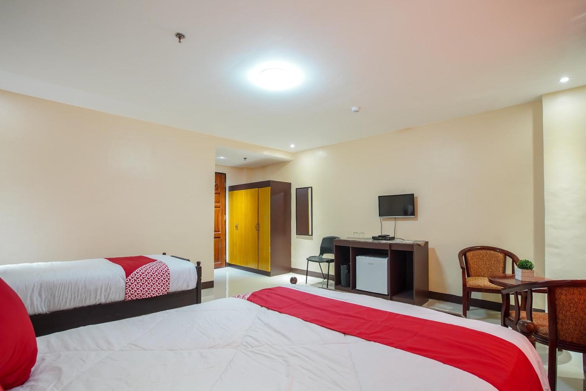 Oyo 236 Hotel Edmundo Pototan Екстер'єр фото