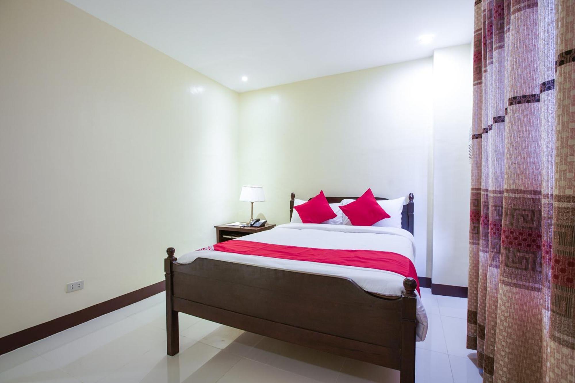Oyo 236 Hotel Edmundo Pototan Екстер'єр фото