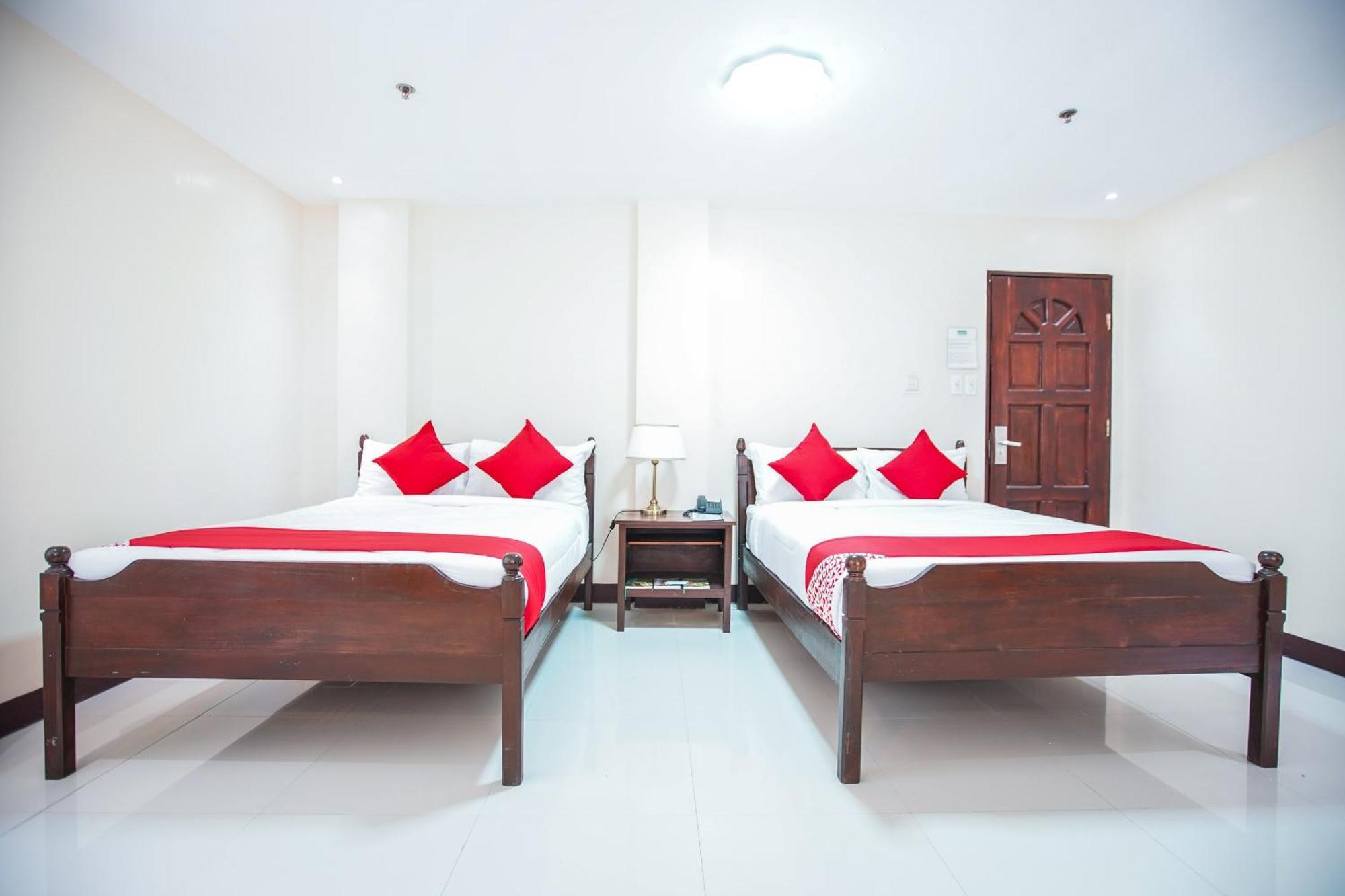 Oyo 236 Hotel Edmundo Pototan Екстер'єр фото