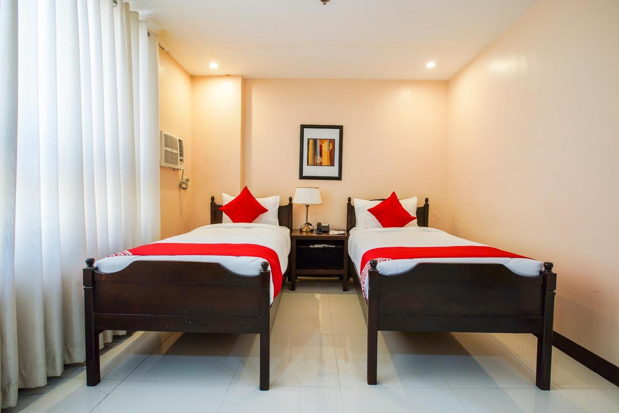Oyo 236 Hotel Edmundo Pototan Екстер'єр фото
