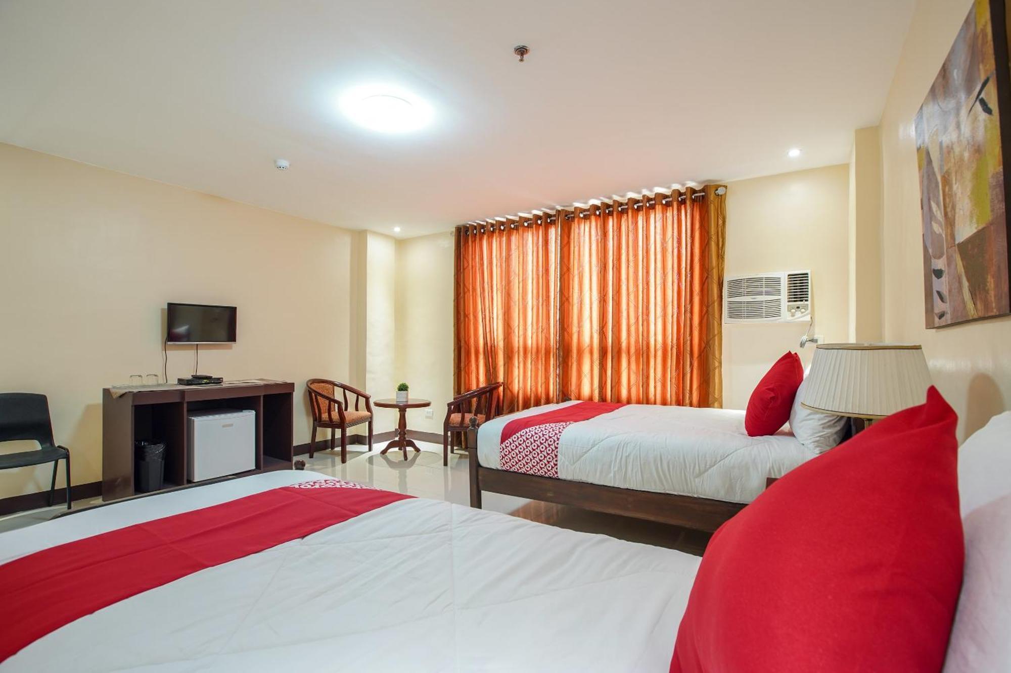 Oyo 236 Hotel Edmundo Pototan Екстер'єр фото