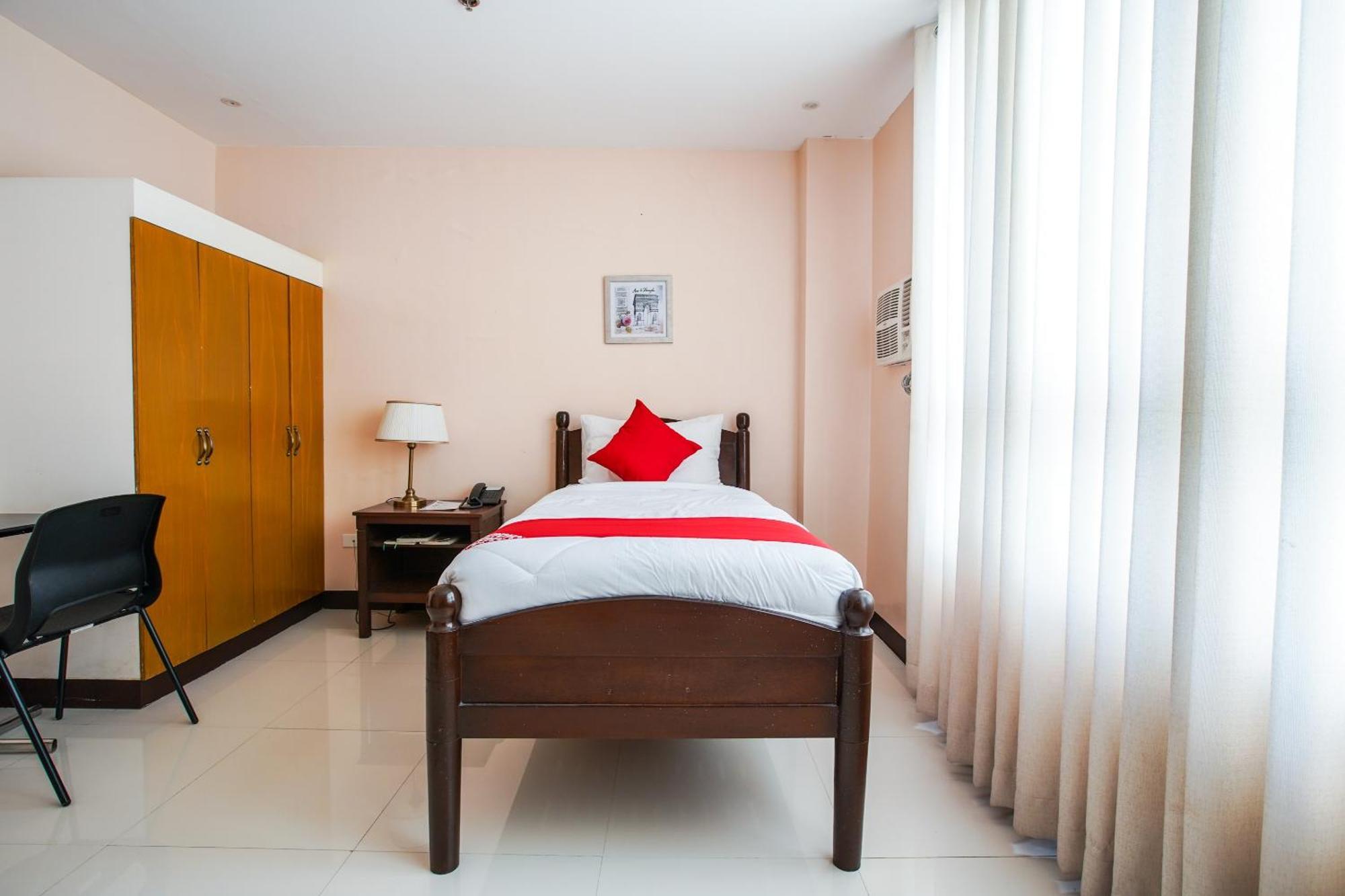 Oyo 236 Hotel Edmundo Pototan Екстер'єр фото